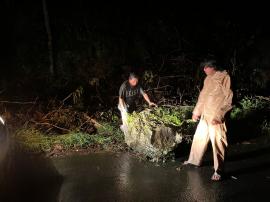 Gotong Royong Warga dan Polsek Pindahkan Batu Longsor di Padukuhan Puleireng